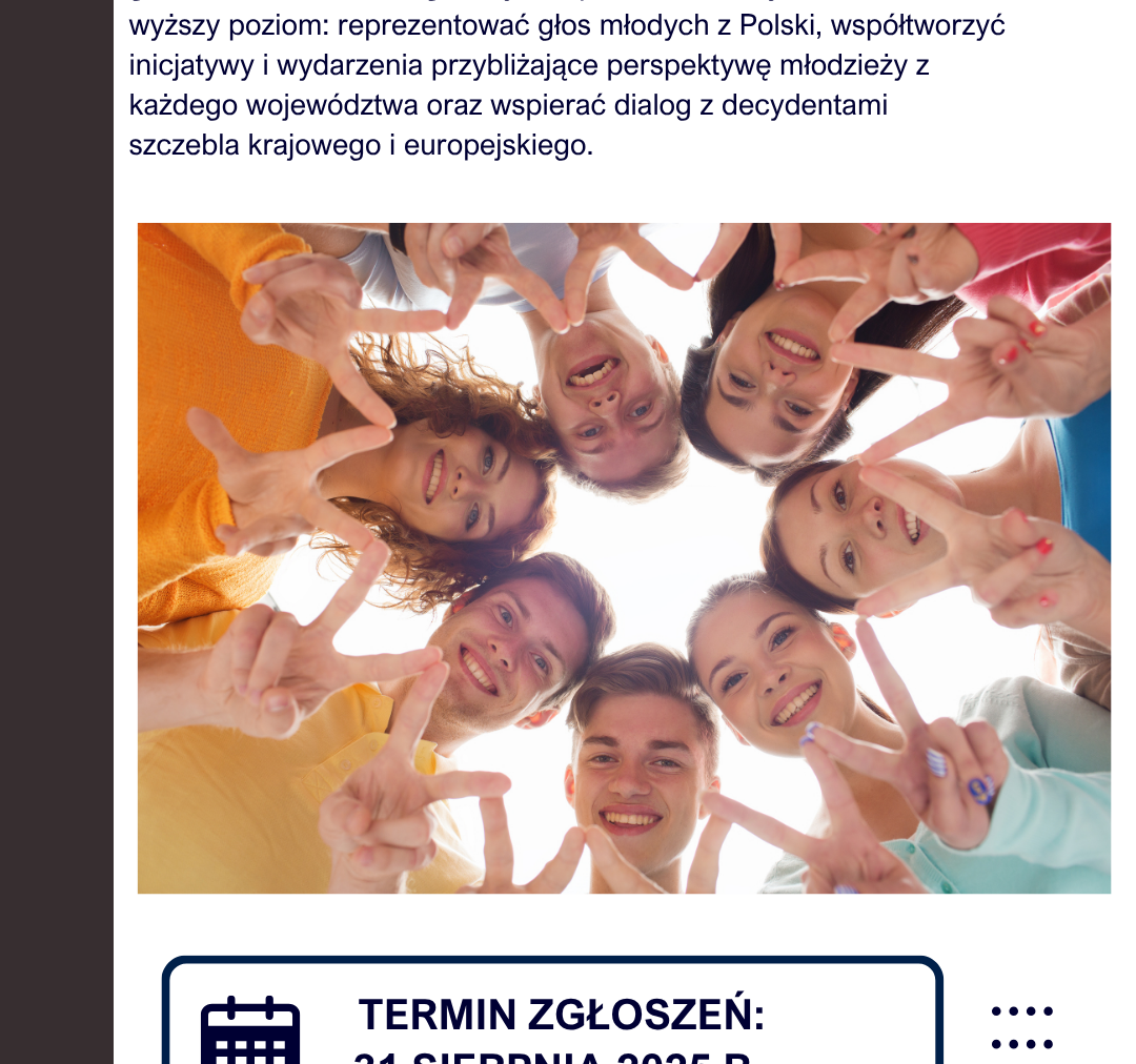 Grafika promująca rekrutację na Ambasadorów Europejskiego Dialogu Młodzieżowego. W górnej części widnieje nagłówek z dużym tekstem: 'Ruszyła rekrutacja na Ambasadorów Europejskiego Dialogu Młodzieżowego! Chcesz mieć realny wpływ na zmiany? Czas na wypełnienie formularza zgłoszeniowego'. Poniżej znajduje się opis inicjatywy, a pod nim zdjęcie uśmiechniętej grupy młodych osób pokazujących znak pokoju w kierunku kamery. Na dole widnieją informacje o terminie zgłoszeń – 31 sierpnia 2025 r. – oraz miejscu zgłoszeń – strona internetowa z formularzem. W stopce znajdują się logotypy: Stowarzyszenia Aglomeracja Konińska, Eurodesku i Polskiej Rady Organizacji Młodzieżowych.