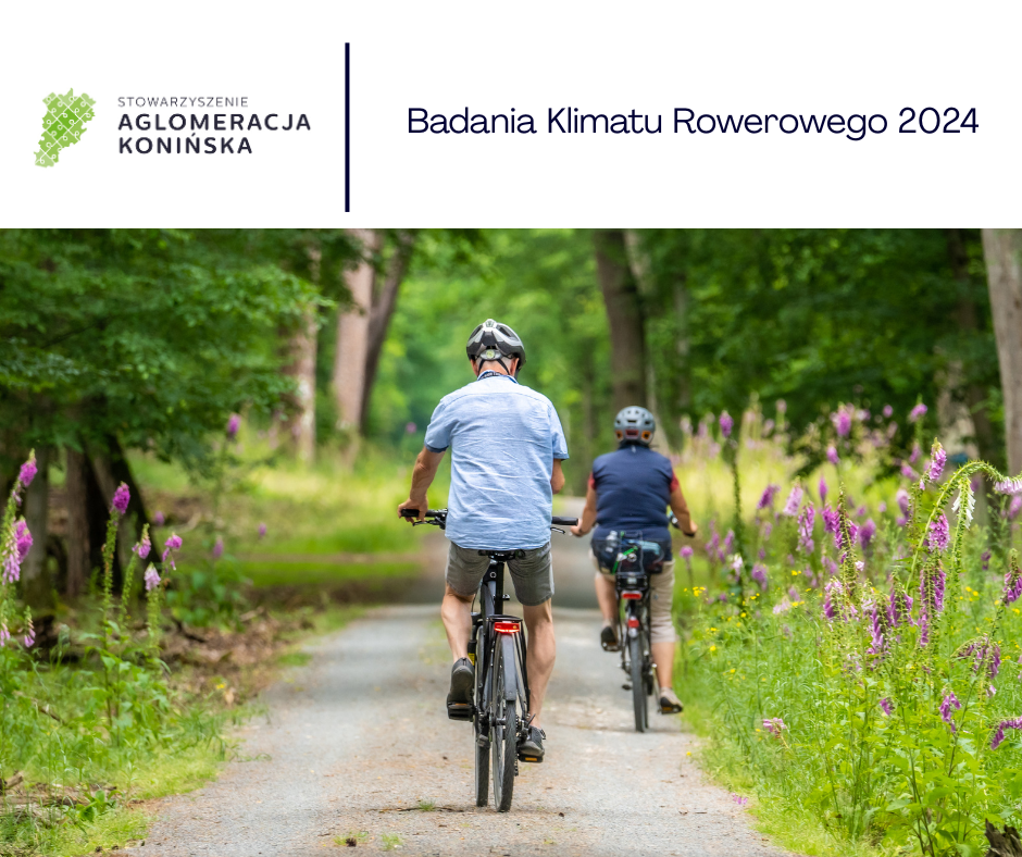 Dwóch rowerzystów jadących leśną ścieżką otoczoną zielenią i kwitnącymi kwiatami. W górnej części grafiki logo Stowarzyszenia Aglomeracja Konińska oraz napis: Badania Klimatu Rowerowego 2024.